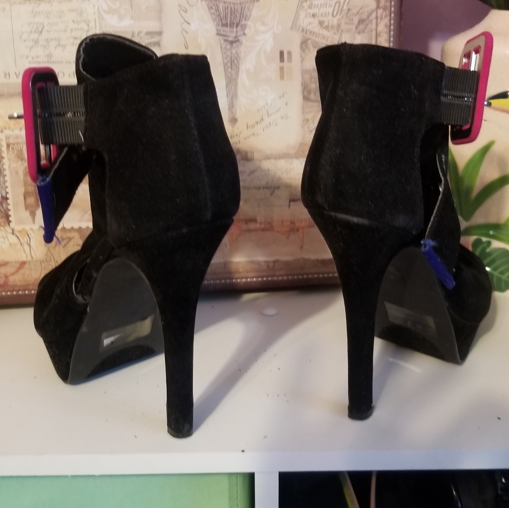 Black heeled boots - Picture 2 of 4